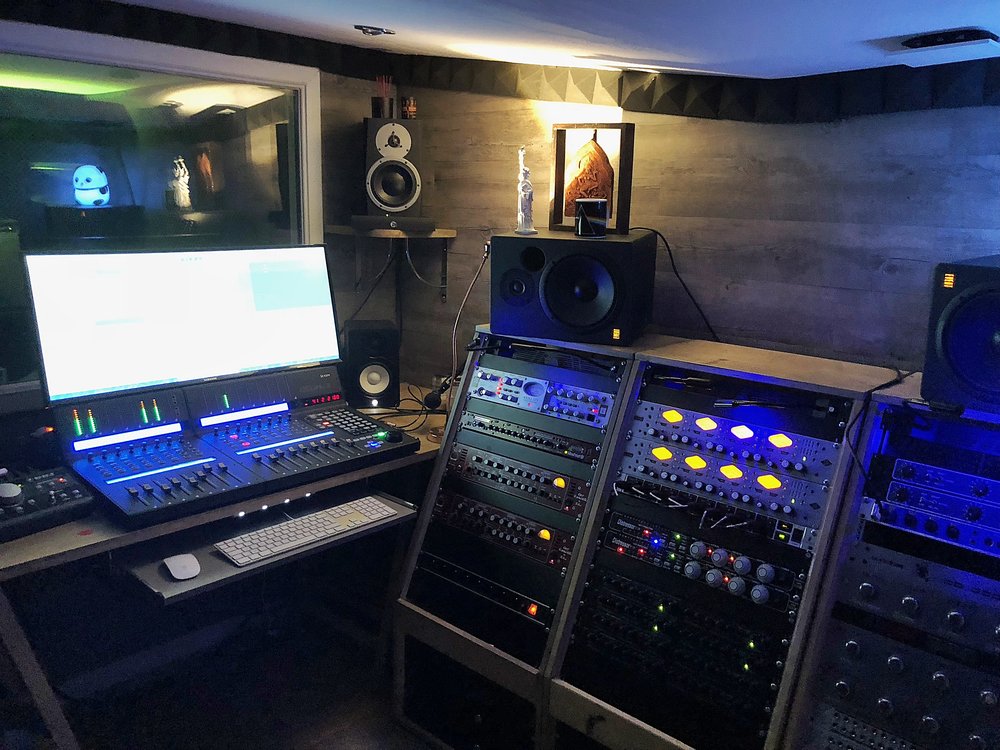 Régie de mixage du studio Dolmaine Productions — console numérique, rack de matériel analogique et moniteurs de référence